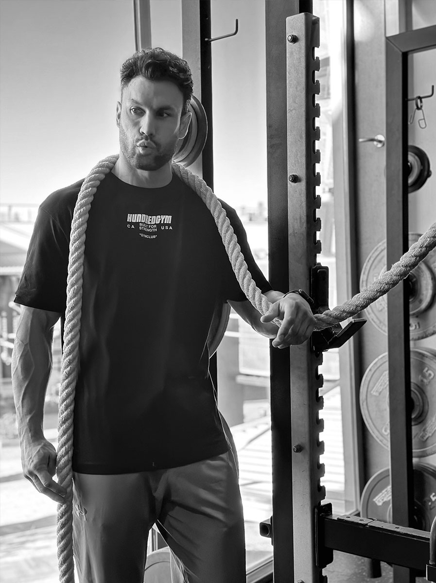 El entrenador Jorge sosteniendo una cuerda en el gimnasio.